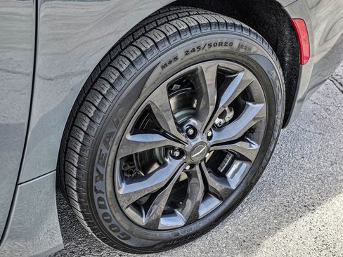 Used 2020 Chrysler Pacifica Limited w/ Quick Order Package 27H Red S image 12