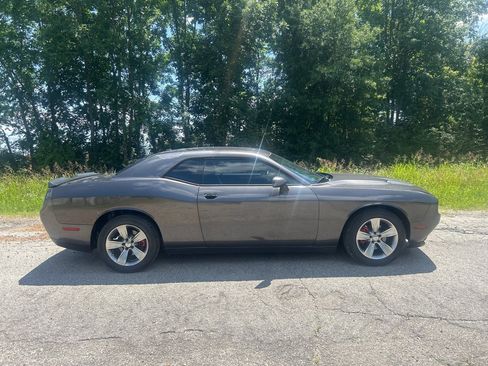 Used 2015 Dodge Challenger SXT RWD image 6