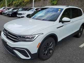 Used 2022 Volkswagen Tiguan SE image 1