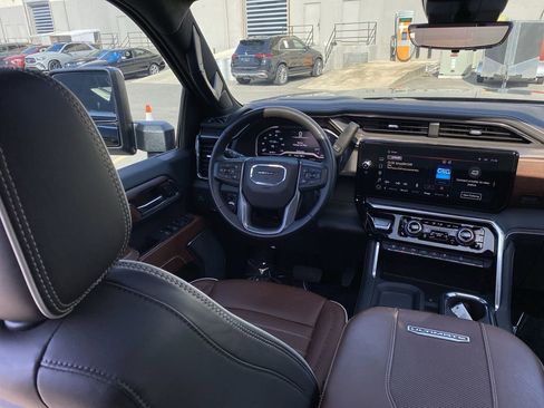 Used 2024 GMC Sierra 2500 Denali Ultimate image 2