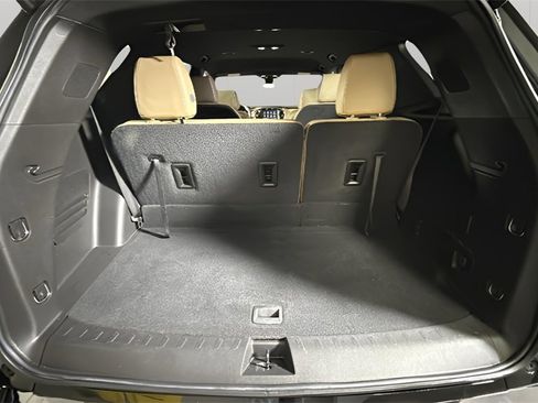 Used 2023 Chevrolet Traverse Premier image 28