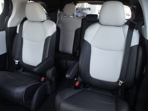 Used 2026 Toyota Sienna XSE FWD image 9