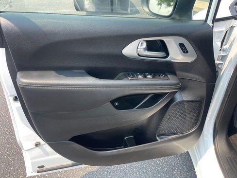 Used 2023 Chrysler Pacifica Touring-L w/ S Appearance Package FWD image 17