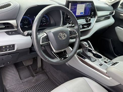 Certified 2024 Toyota Highlander Limited FWD image 4