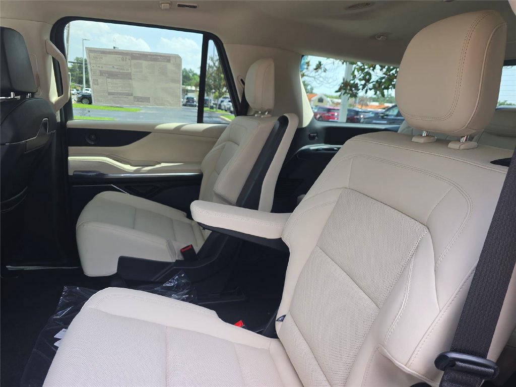 New 2027 Lincoln Navigator Premiere RWD image 12