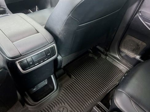 Used 2019 Toyota Highlander XLE AWD/4WD image 25