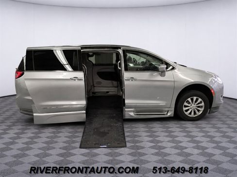 Used 2019 Chrysler Pacifica Touring-L FWD image 13