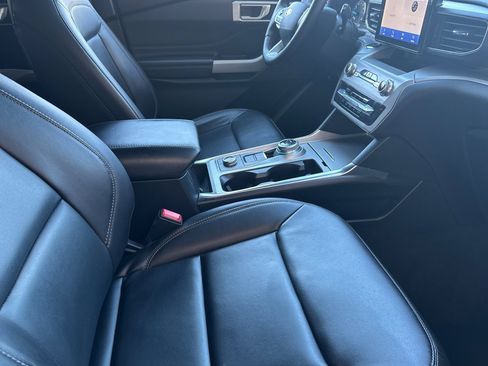 Certified 2022 Ford Explorer XLT w/ Equipment Group 202A image 17