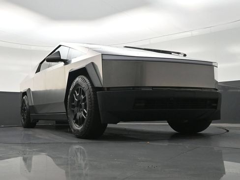 Used 2024 Tesla Cybertruck AWD Crew Cab image 33