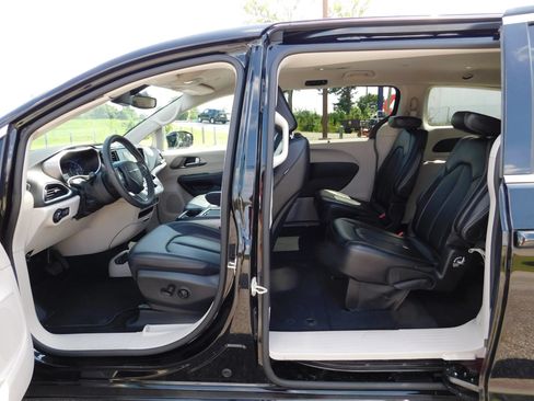 Used 2024 Chrysler Pacifica Touring-L FWD image 10