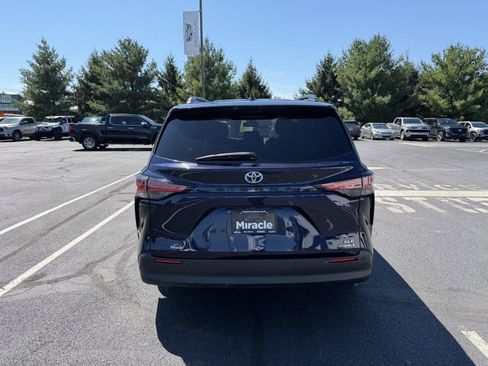 Used 2021 Toyota Sienna XLE w/ XLE Plus Package FWD image 5