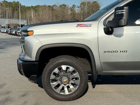 Used 2024 Chevrolet Silverado 2500 Custom w/ Custom Value Package image 11