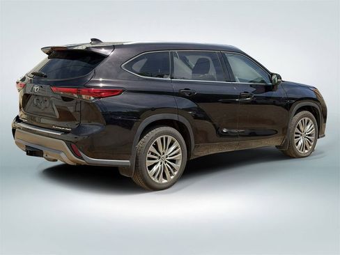 Used 2022 Toyota Highlander Platinum AWD/4WD image 3