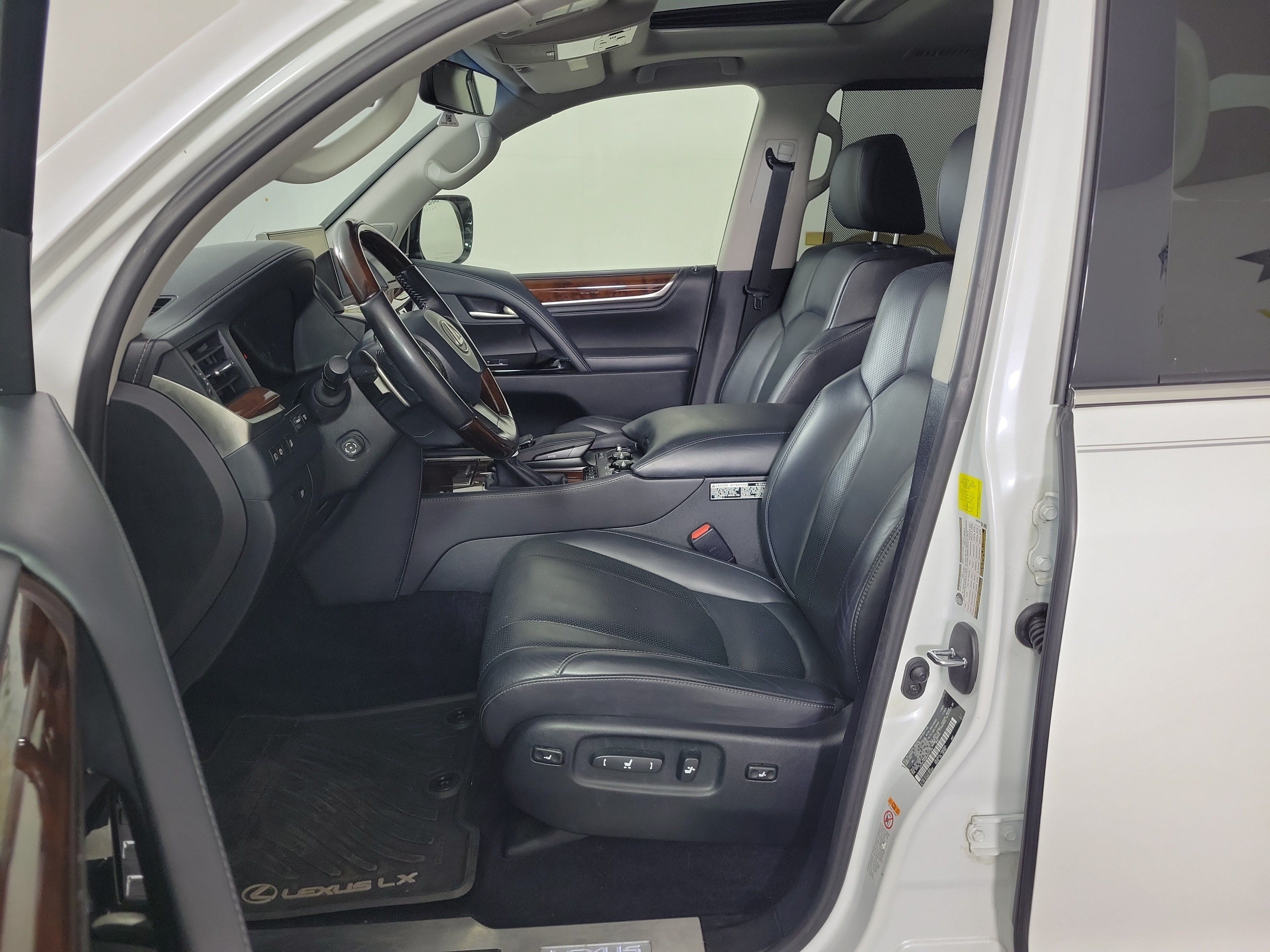 Used 2017 Lexus LX 570 4WD w/ Luxury Package image 5