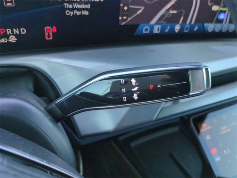 Used 2026 Cadillac Vistiq Premium Luxury image 13