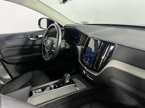 Used 2025 Volvo XC60 B5 Plus image 32