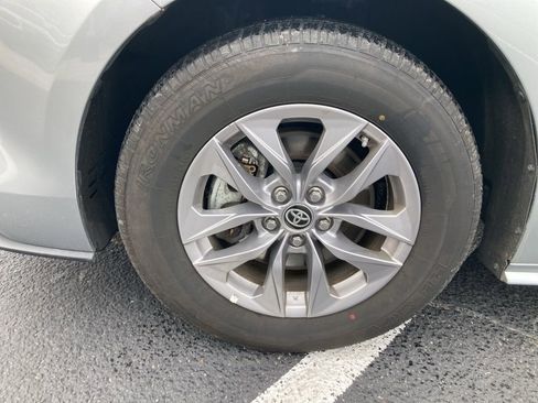 Used 2024 Toyota Sienna XLE image 9