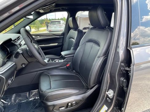 Certified 2025 Jeep Grand Cherokee Limited w/ Luxury Tech Group II AWD/4WD image 38