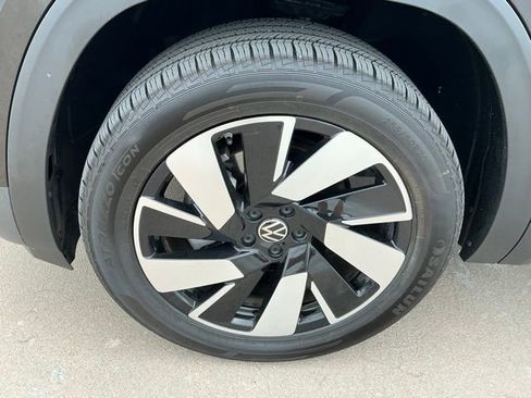 Used 2024 Volkswagen Atlas Cross Sport SE FWD image 9