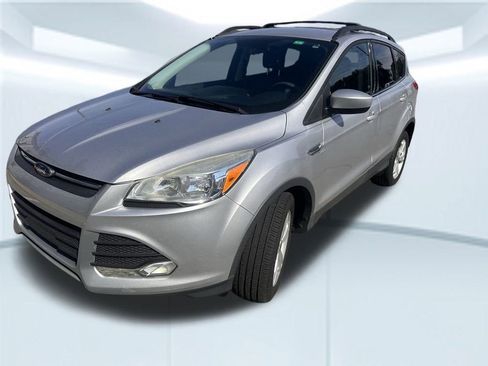 Used 2016 Ford Escape SE w/ Equipment Group 201A image 2