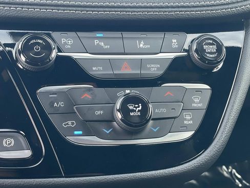 Used 2025 Chrysler Pacifica Select w/ Uconnect Theater Family Group image 12