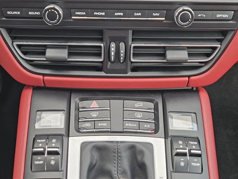 Used 2021 Porsche Macan Turbo image 19