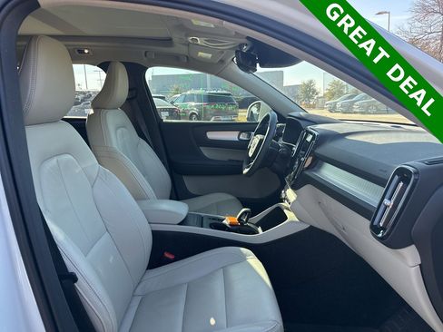 Used 2022 Volvo XC40 T5 Momentum image 9