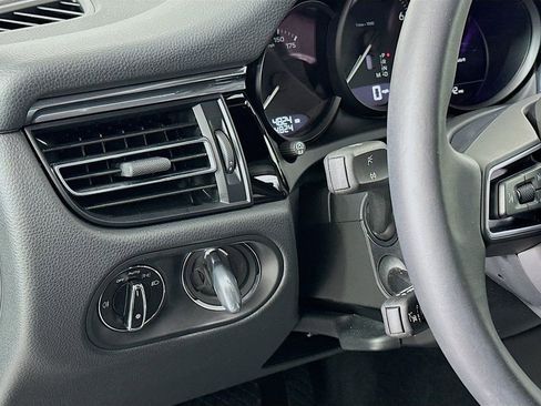 Used 2025 Porsche Macan image 11