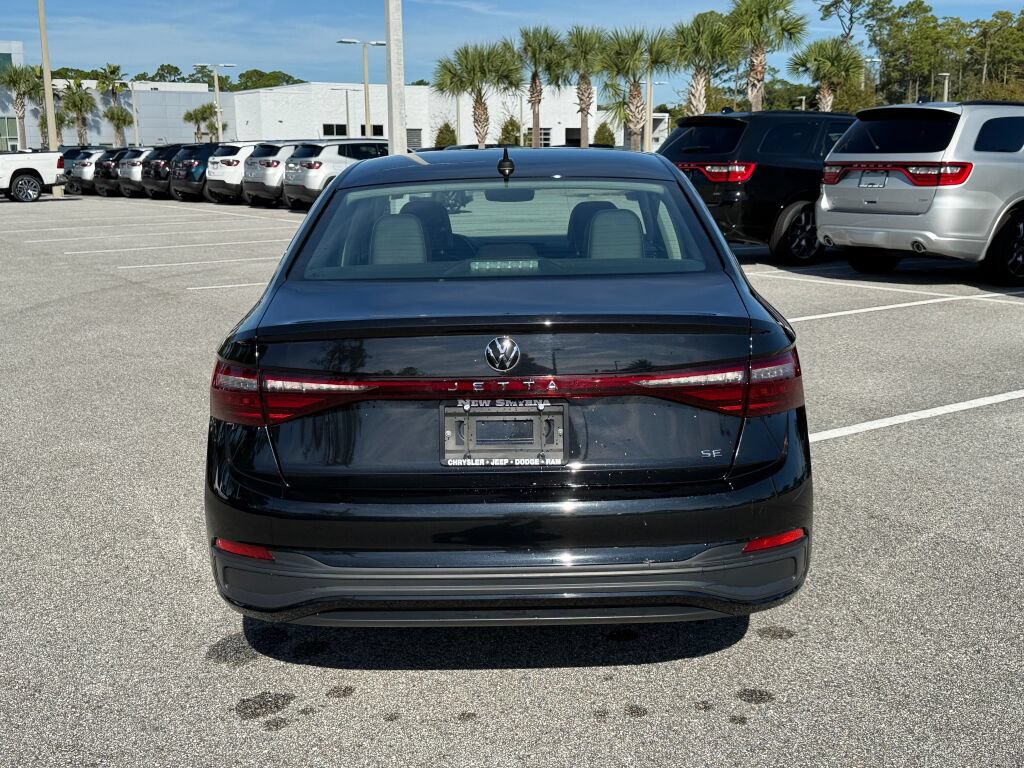 Used 2025 Volkswagen Jetta SE FWD image 4