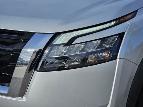 Used 2025 Nissan Pathfinder SV image 9