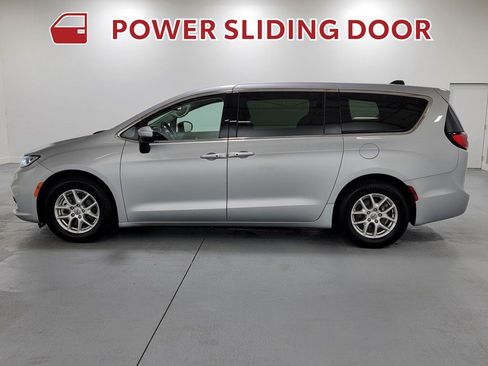 Used 2023 Chrysler Pacifica Touring-L FWD image 5