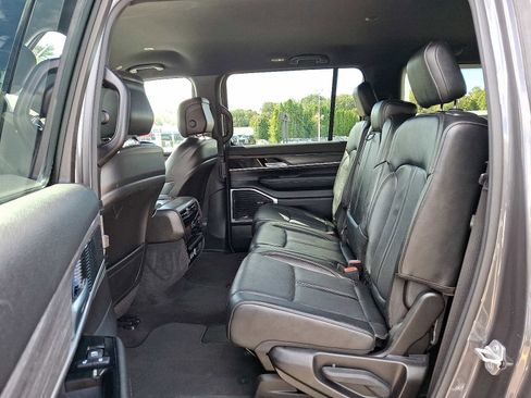 Used 2023 Jeep Wagoneer L Series II image 13