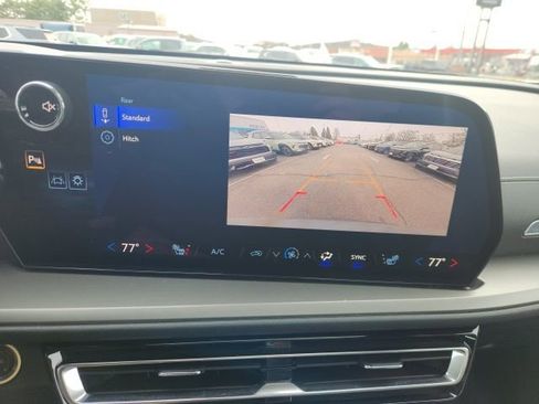 Used 2025 Chevrolet Traverse LT w/ Sun and Wheel Package image 17