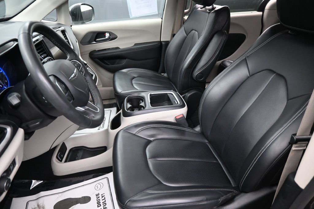Used 2023 Chrysler Pacifica Touring-L FWD image 9