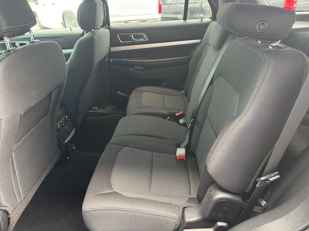 Used 2016 Ford Explorer XLT w/ Equipment Group 201A AWD/4WD image 11
