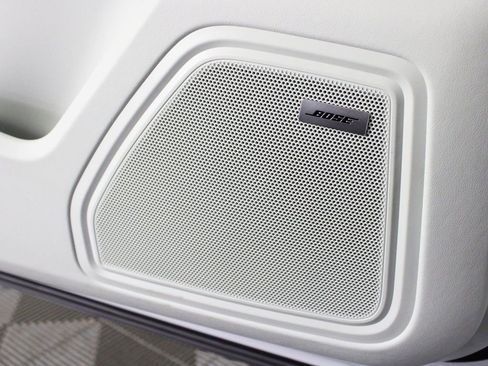 Certified 2025 Porsche Macan image 16