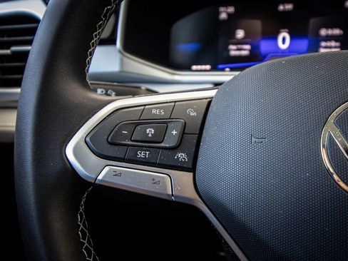 Certified 2025 Volkswagen Taos SE w/ Panoramic Sunroof Package FWD image 32