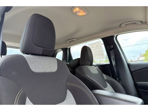 Used 2016 Jeep Cherokee Sport FWD image 19