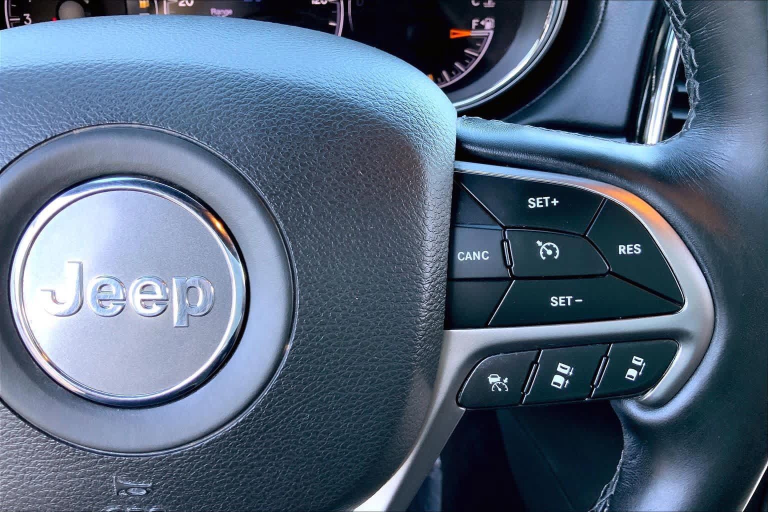 Used 2020 Jeep Grand Cherokee Overland AWD/4WD image 25