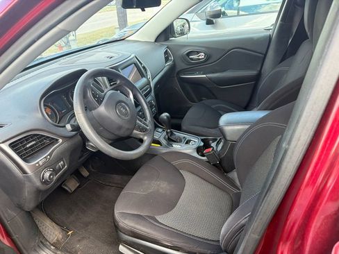 Used 2019 Jeep Cherokee Latitude w/ Popular Appearance Group FWD image 9