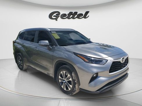 Used 2025 Toyota Highlander XLE FWD image 3