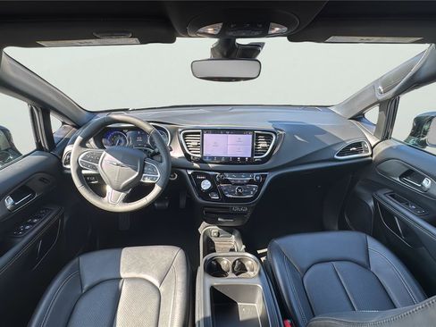 Used 2025 Chrysler Pacifica Select FWD image 16