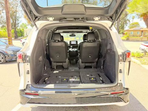 Used 2024 Toyota Sienna XSE w/ XSE Premium Package image 4