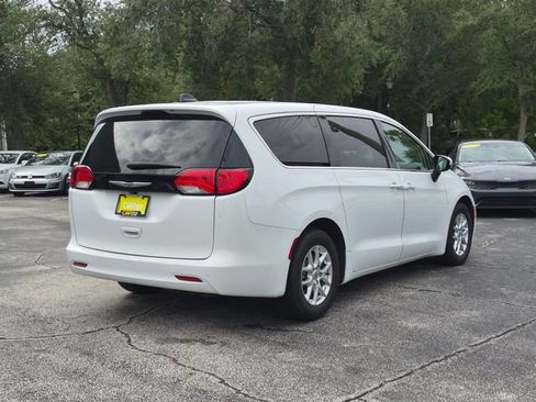 Used 2023 Chrysler Voyager LX FWD image 5