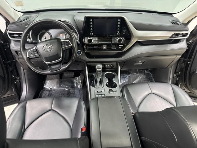 Used 2022 Toyota Highlander XLE AWD/4WD image 4