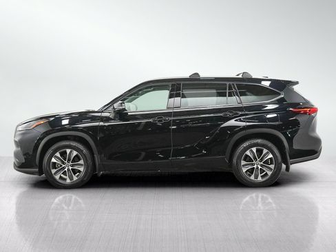Used 2022 Toyota Highlander XLE AWD/4WD image 2