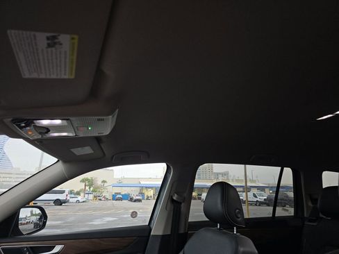 Used 2025 Volkswagen Atlas SE image 9