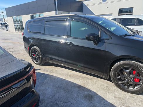 Used 2019 Chrysler Pacifica Touring-L Plus w/ Advanced Safetytec Group image 4