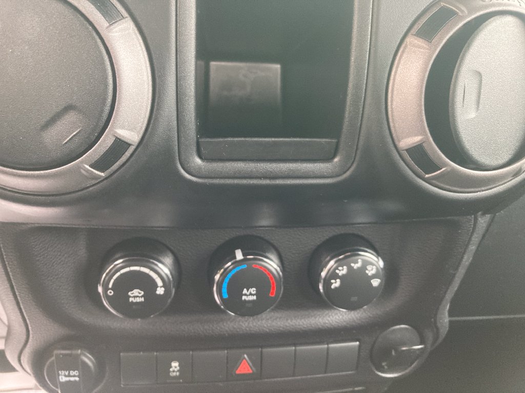 Used 2015 Jeep Wrangler Unlimited Sport w/ Connectivity Group AWD/4WD image 25