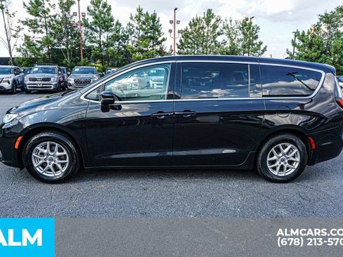 Used 2023 Chrysler Pacifica Touring-L FWD image 6